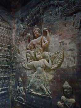 bas-reliefs ciselés dans la brique bas-reliefs ciselés dans la brique