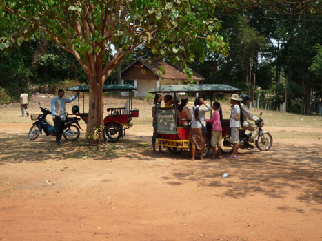 le tuk-tuk arrive, les vendeurs sont là le tuk-tuk arrive, les vendeurs sont là