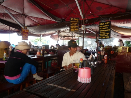 une table, un patron ou une patronne une table, un patron ou une patronne
